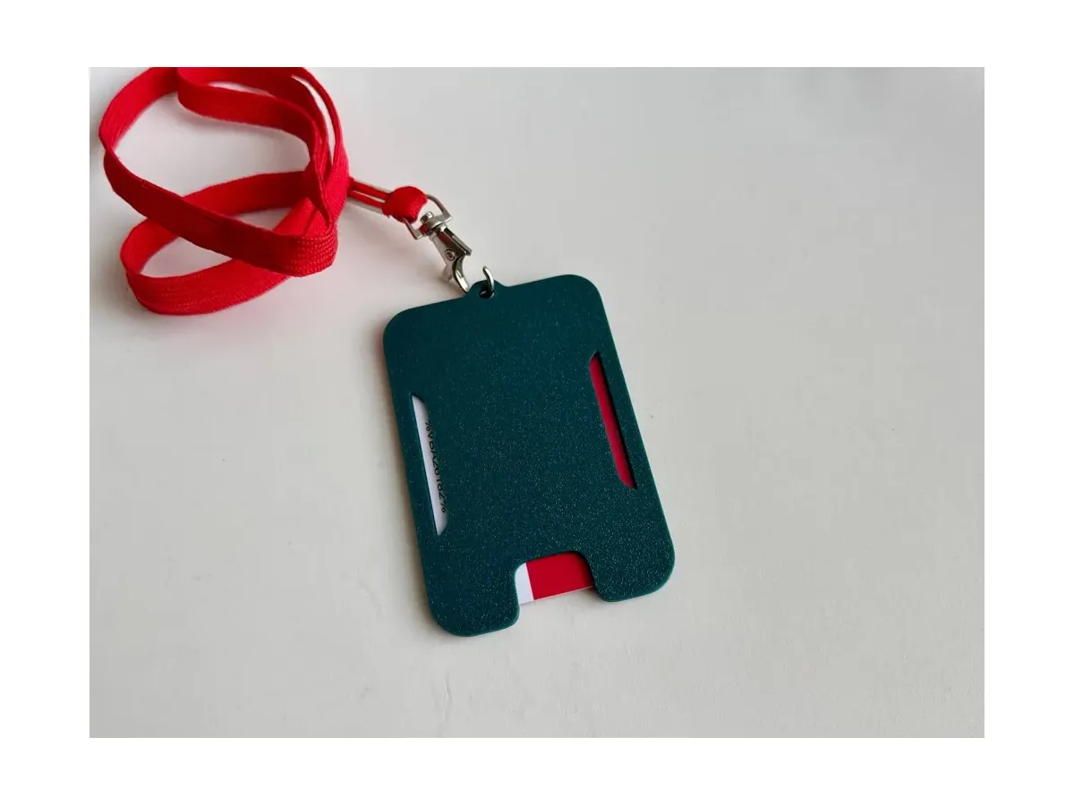 Porta credencial azul con cinta roja y tarjeta colocada