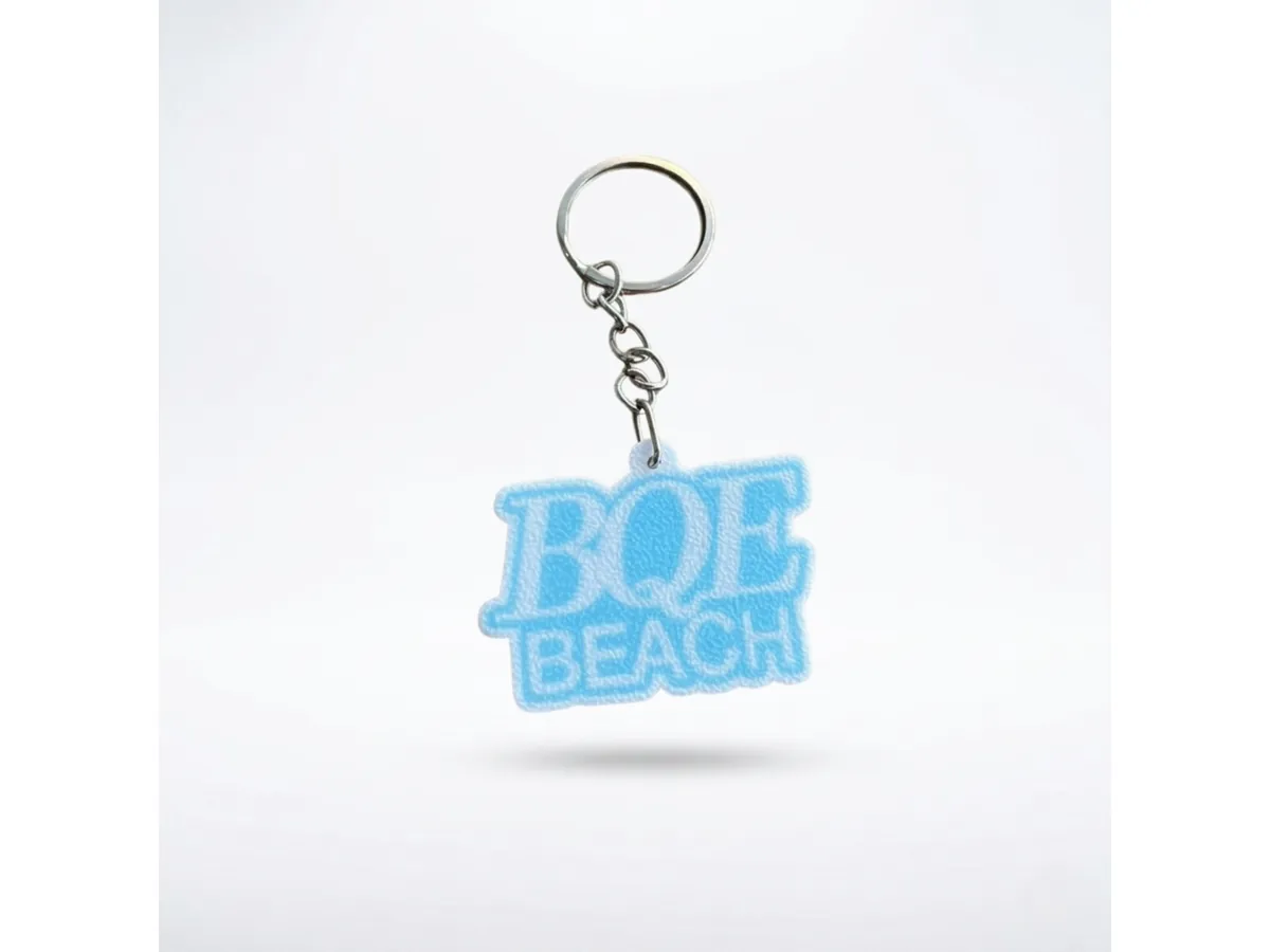 Llavero plano celeste con letras BOE Beach