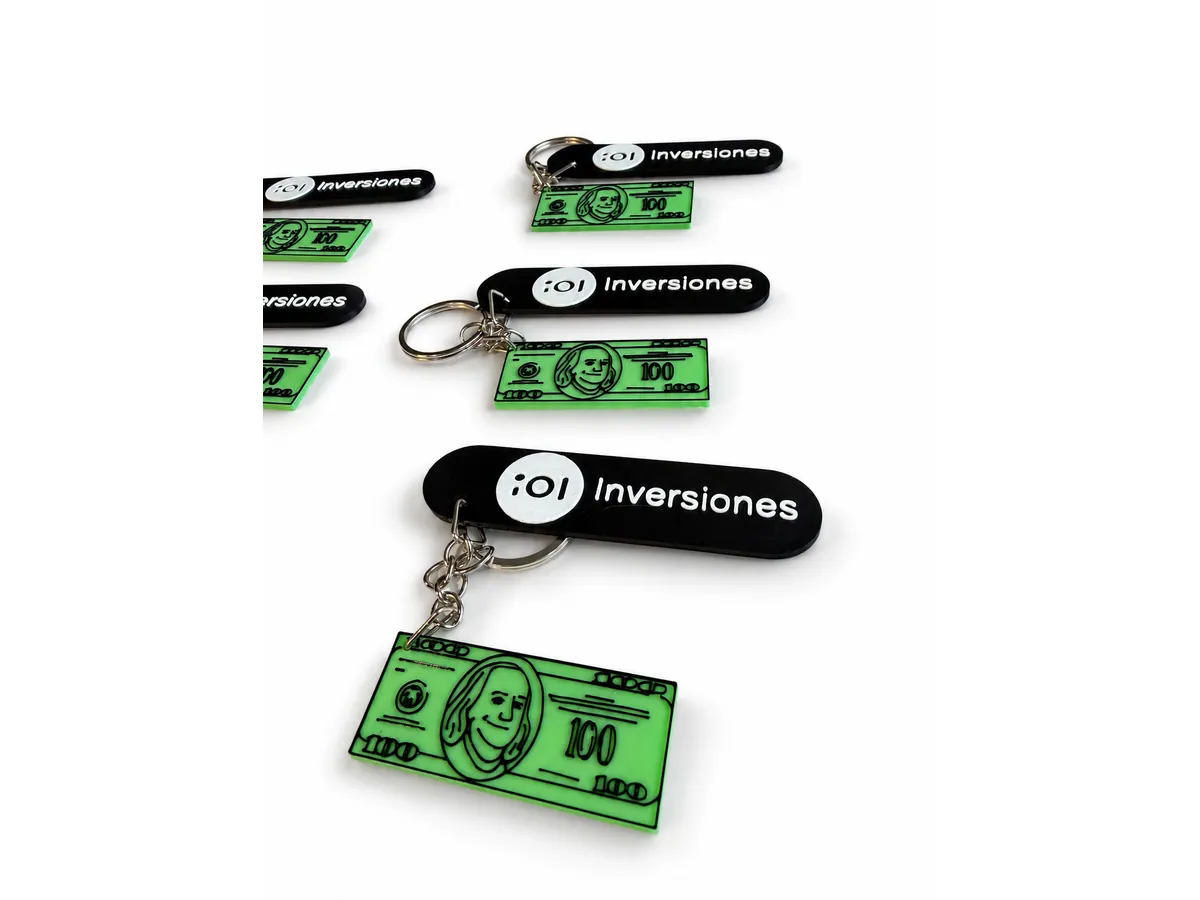 Llaveros IOL con un charm rectangular verde