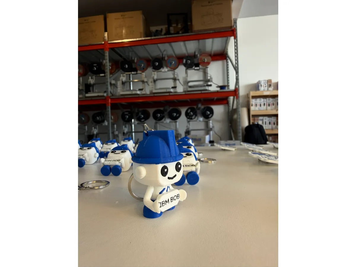 Llavero miniatura IBM Bob con casco azul
