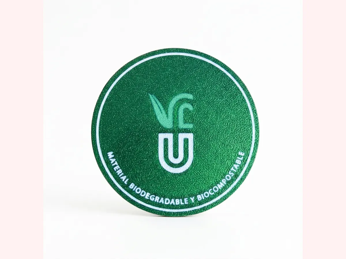 Posavasos verde con marca en relieve blanco