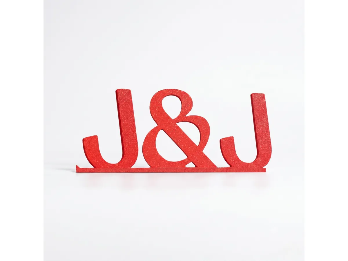 Visualización de corpóreo rojo con letras J&J