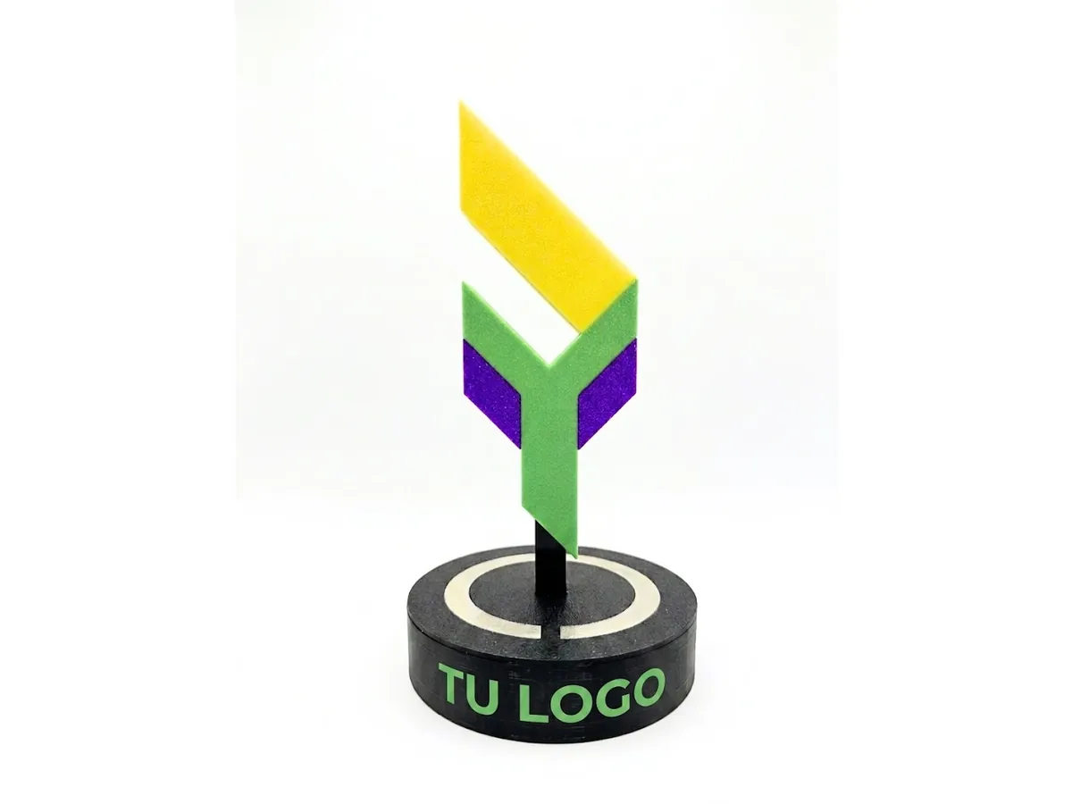 Render de centro de mesa con logo superior y texto en relieve en la base