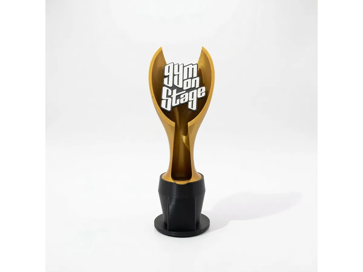 Trofeo dorado y negro con logo en el frente