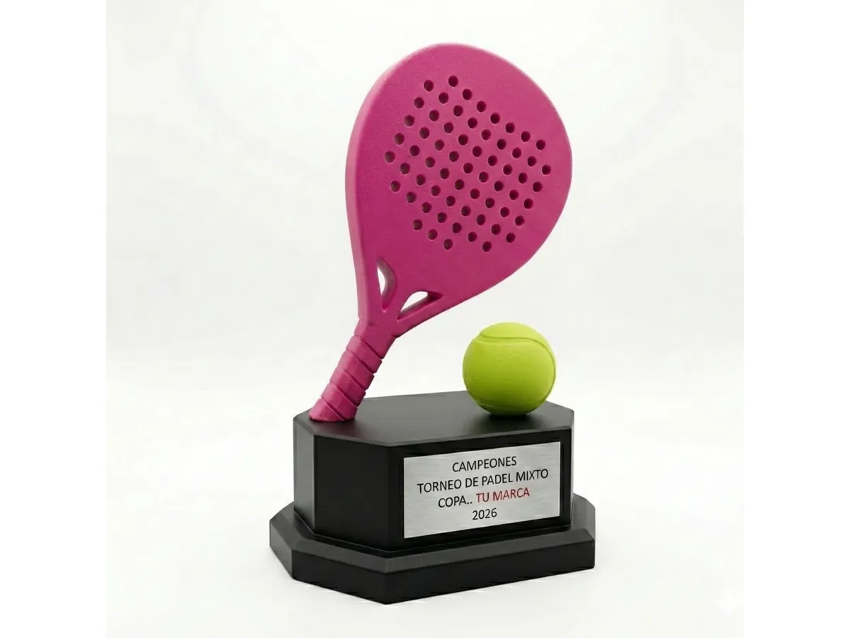 Visualización de trofeo con paleta rosa y pelota verde