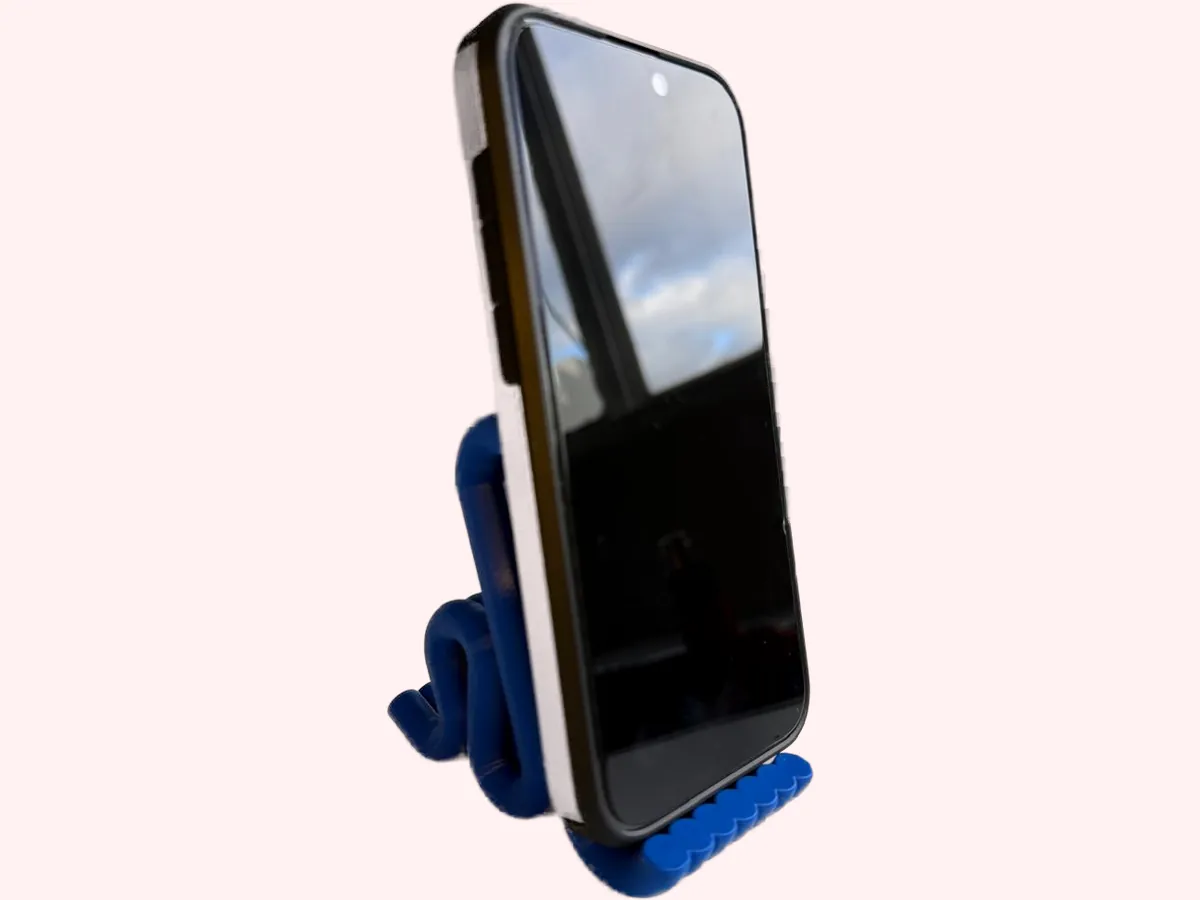 Soporte Estriado azul sosteniendo un teléfono