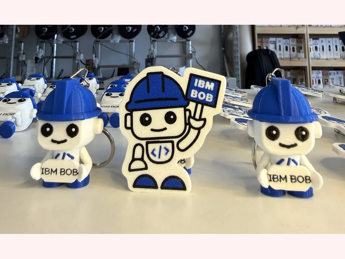 Set IBM Bob con pin plano y figuras volumétricas de escritorio