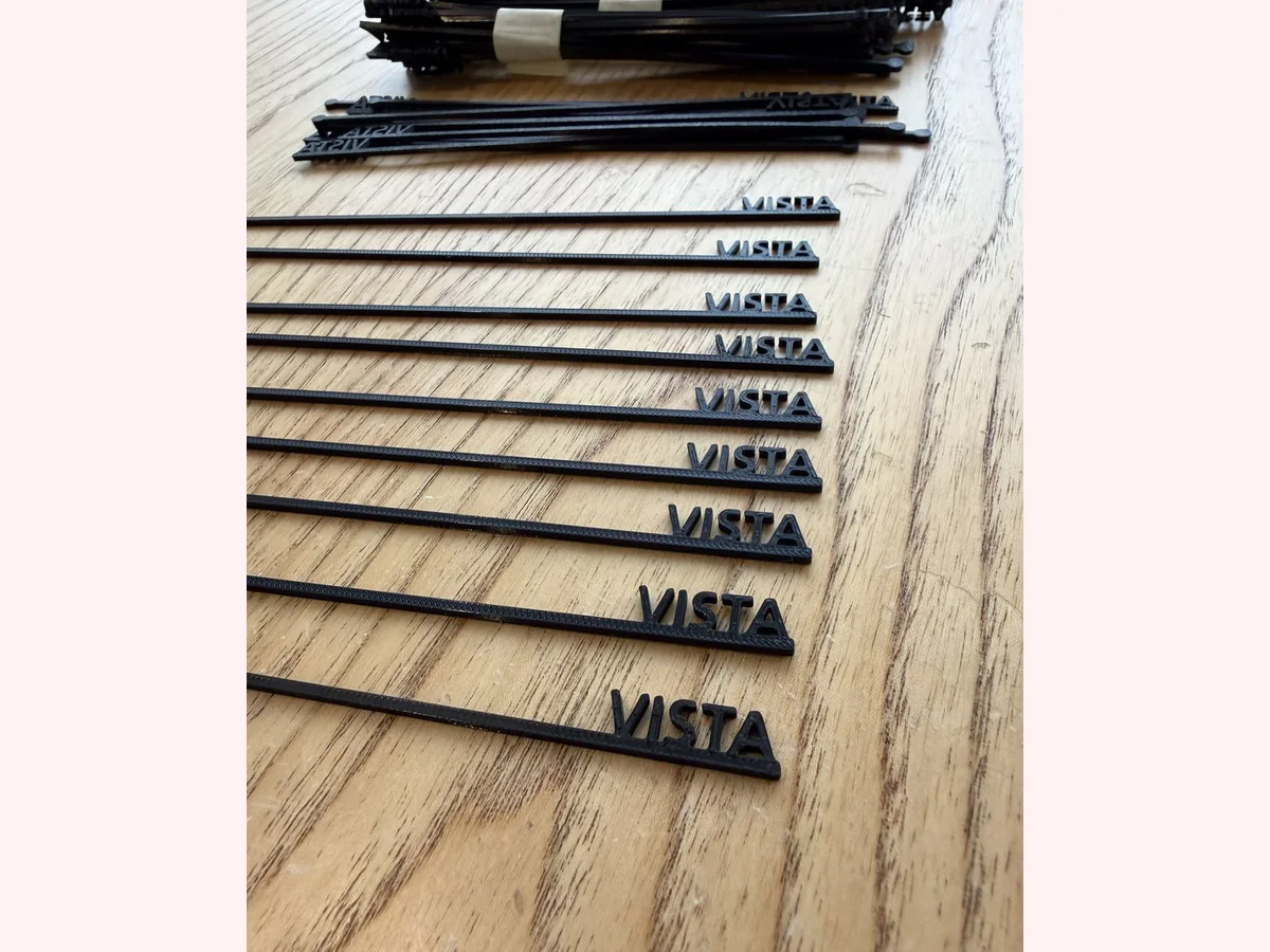 Serie de revolvedores negros Vista con logo en el extremo